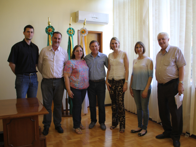 PREFEITO RECEBE DIRIGENTES DO COLÉGIO L'HERMITAGE DOM HERMETO